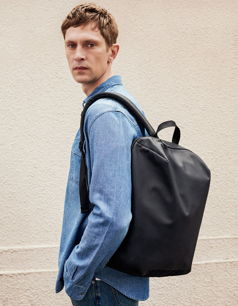 mochila de nailon negra con efecto goma para hombre