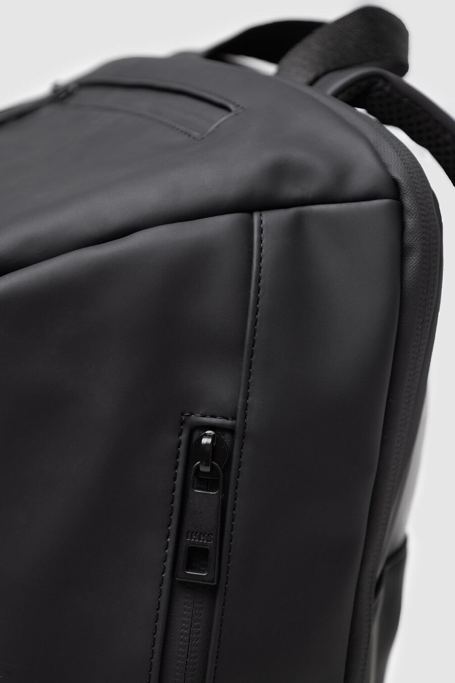 mochila de nailon negra con efecto goma para hombre