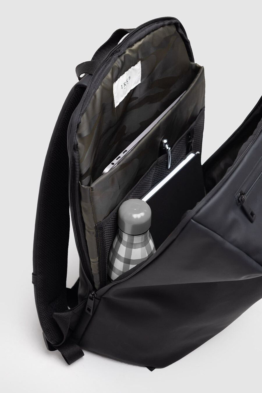mochila de nailon negra con efecto goma para hombre