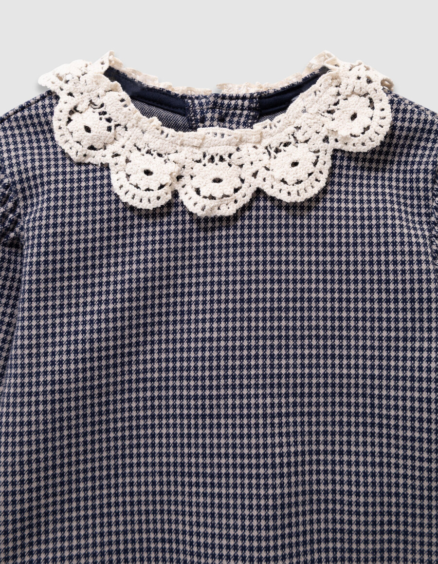 blusa azul marino de pata de gallo con cuello de encaje para niña