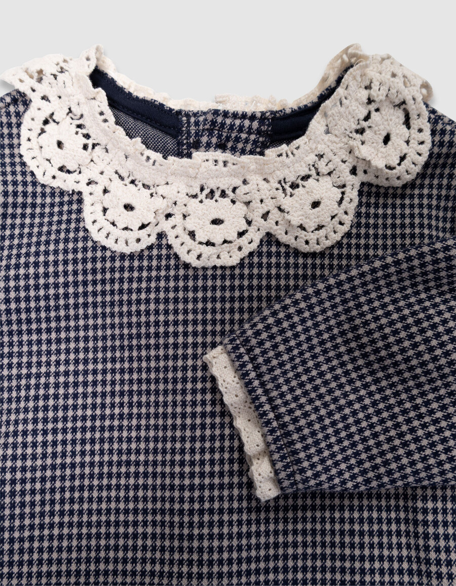 blusa azul marino de pata de gallo con cuello de encaje para niña