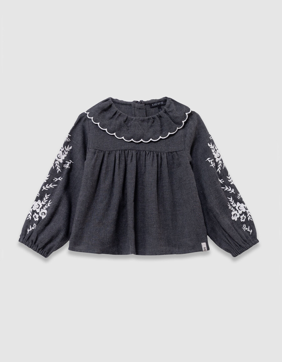 blusa gris de cuello ancho con bordado para niña
