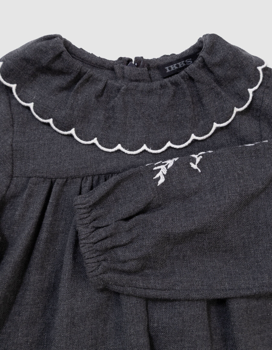 blusa gris de cuello ancho con bordado para niña
