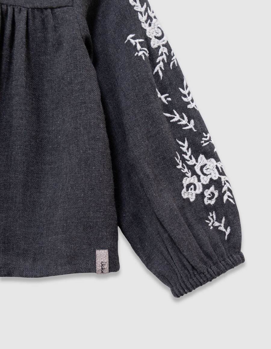 blusa gris de cuello ancho con bordado para niña