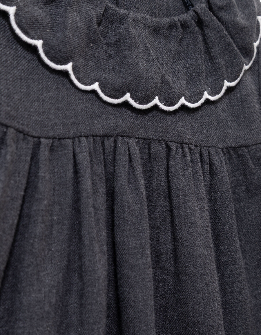 blusa gris de cuello ancho con bordado para niña