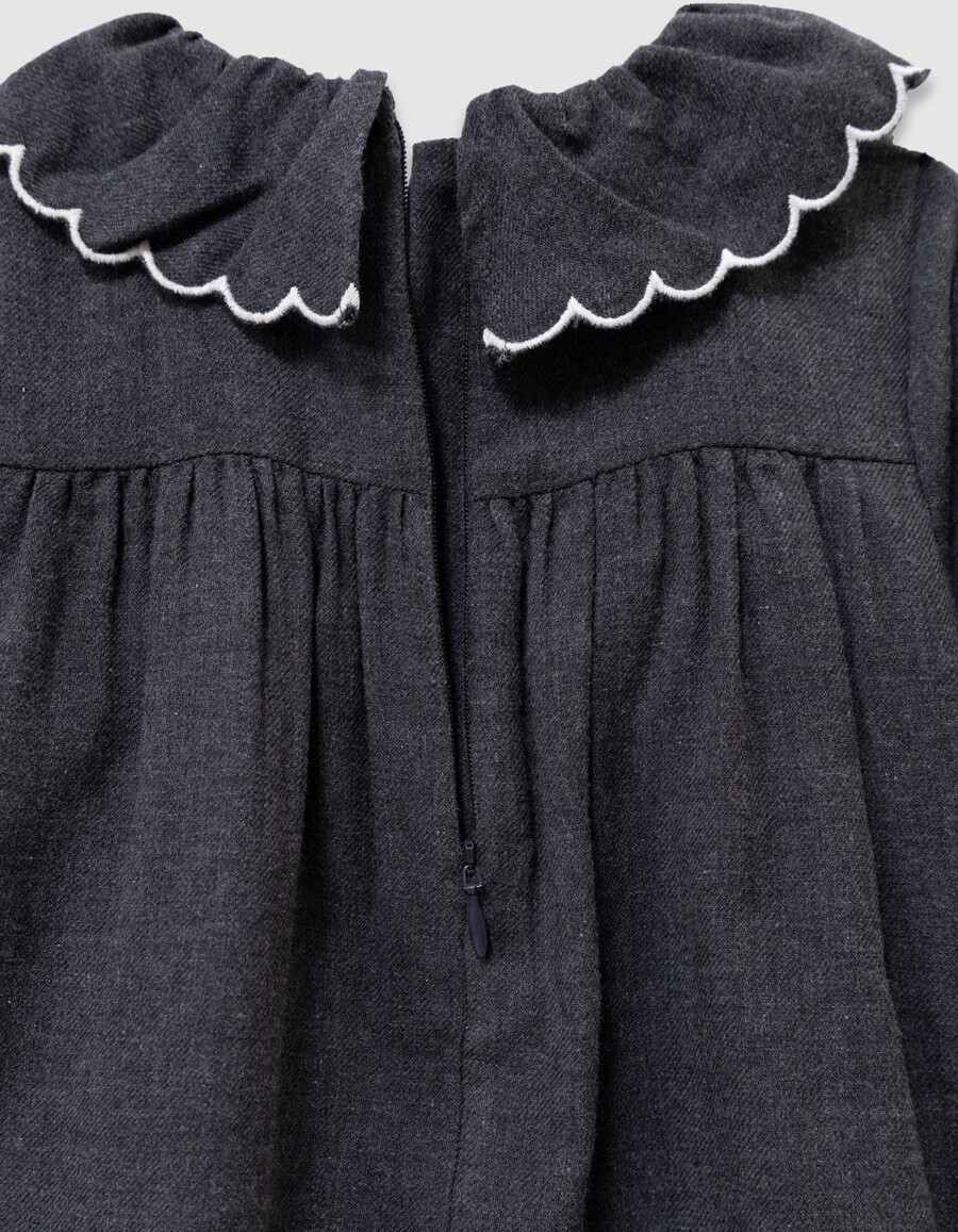 blusa gris de cuello ancho con bordado para niña