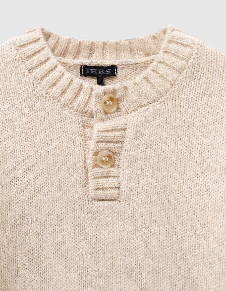 suéter de punto gris con cuello abotonado para niño