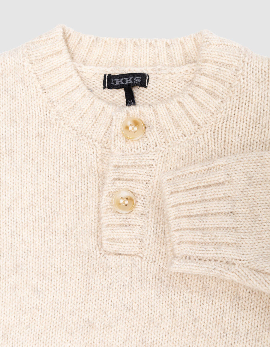suéter de punto gris con cuello abotonado para niño