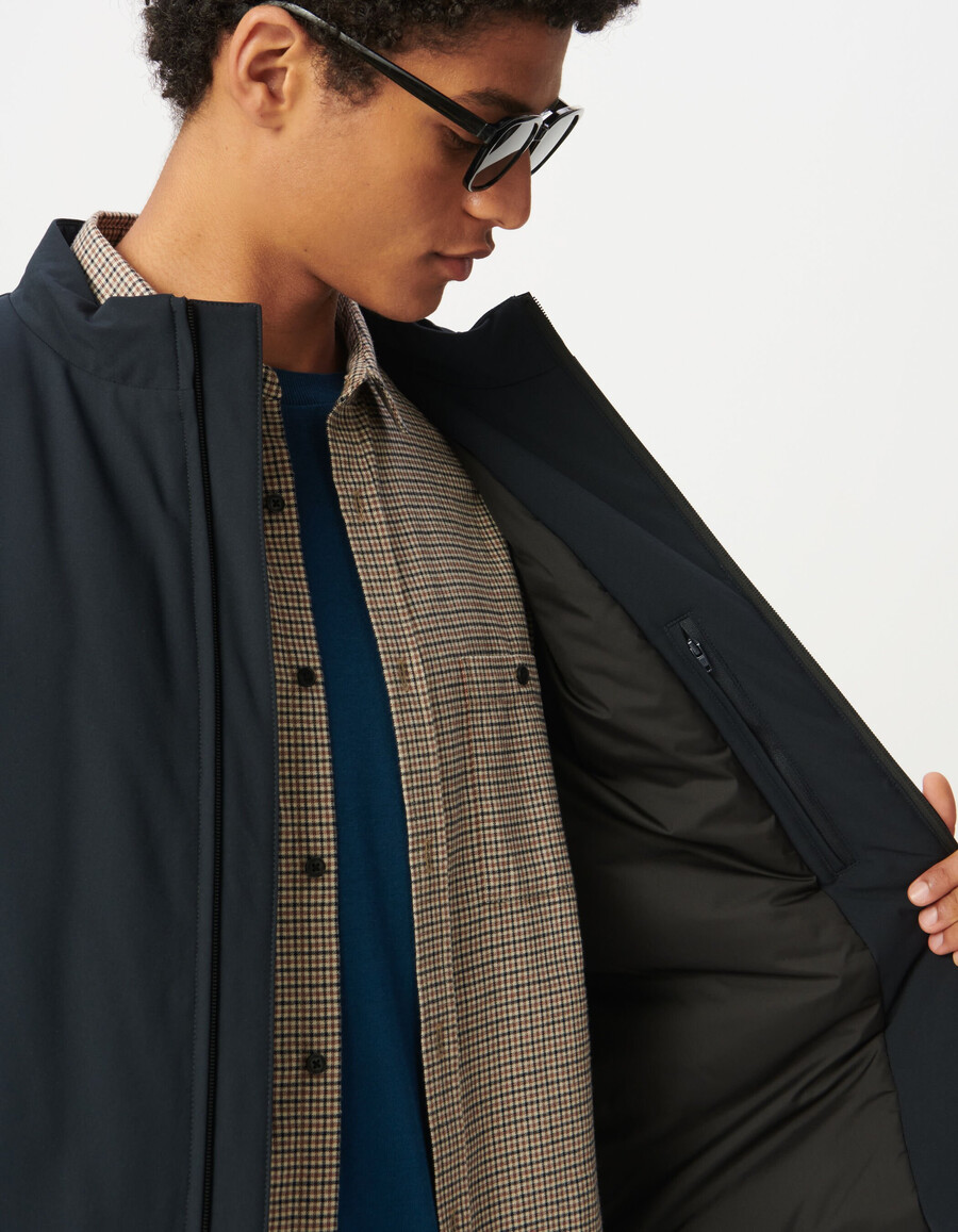 chaqueta acolchada ligera de cuello alto azul marino para hombre