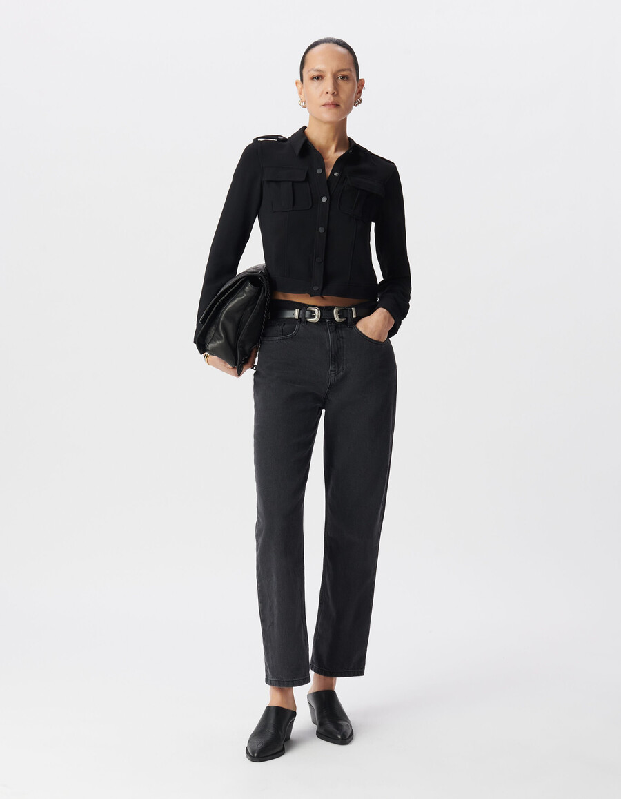 camisa corta negra para mujer con bolsillos de ribete