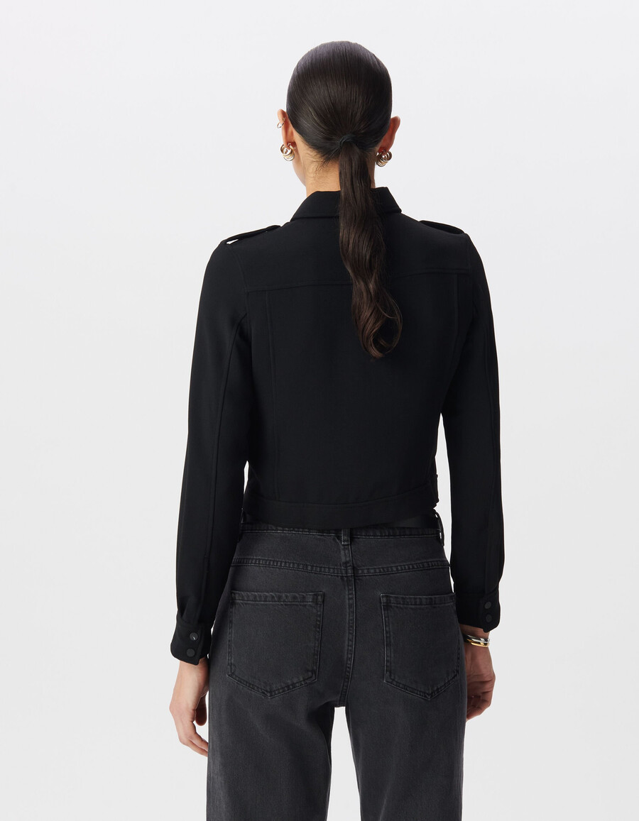 camisa corta negra para mujer con bolsillos de ribete