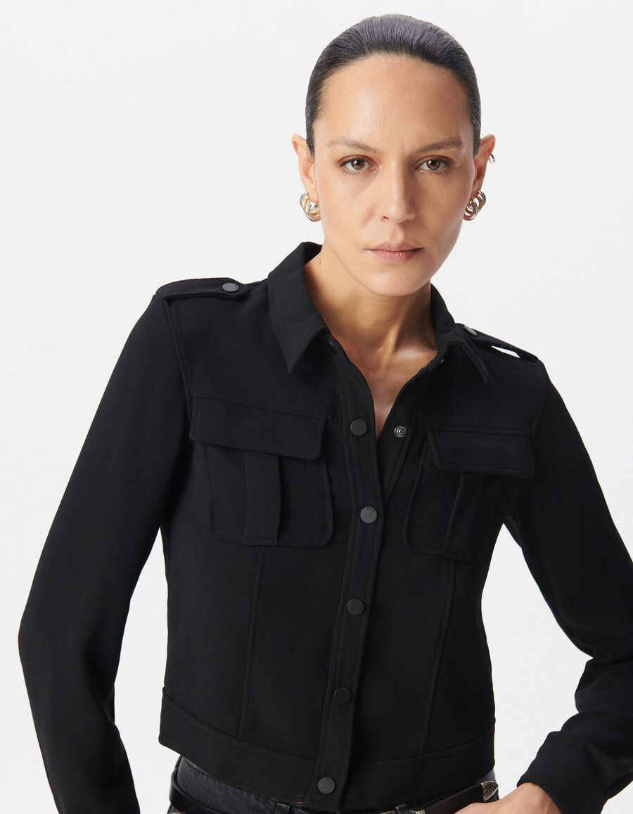 camisa corta negra para mujer con bolsillos de ribete