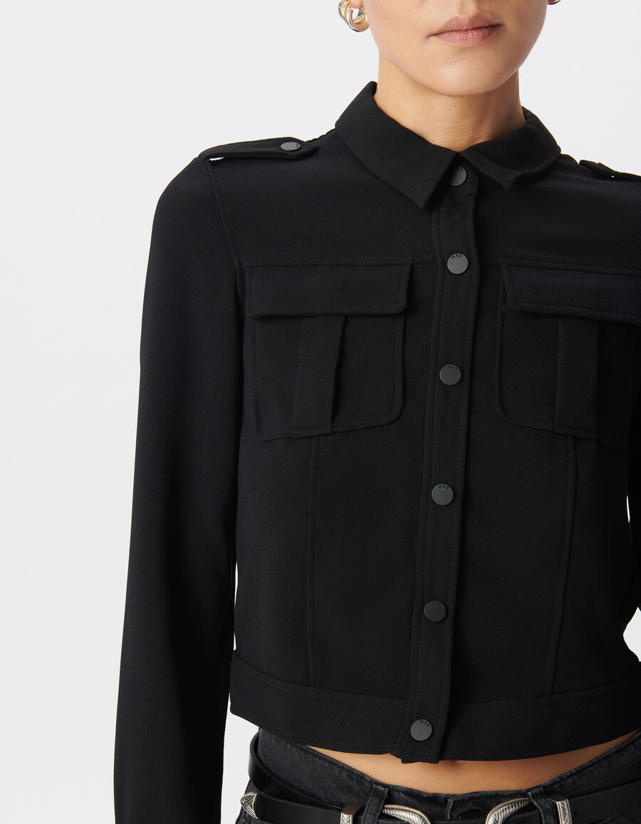 camisa corta negra para mujer con bolsillos de ribete