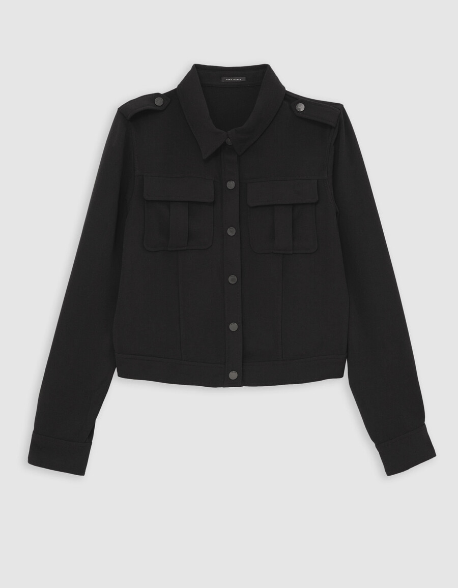 camisa corta negra para mujer con bolsillos de ribete