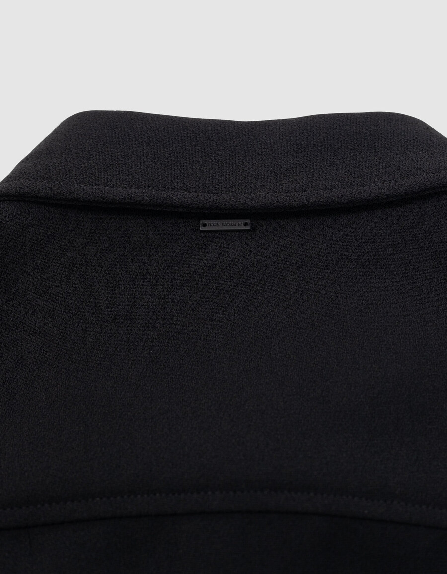 camisa corta negra para mujer con bolsillos de ribete