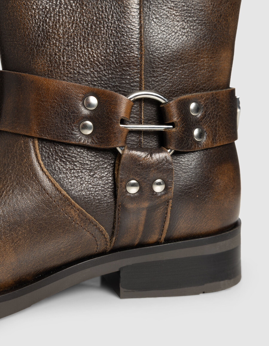 botas de motociclista de piel marrón para mujer con tres hebillas