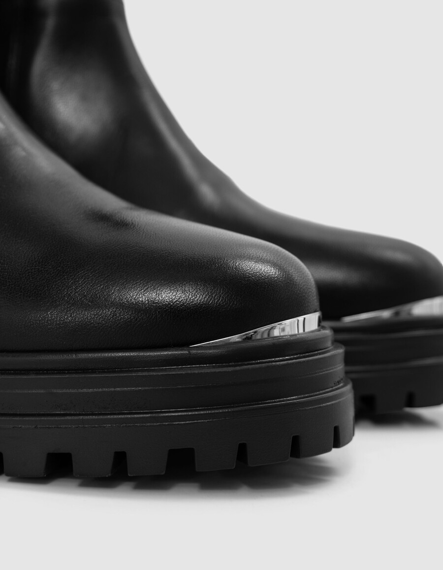 botas de cuero negras chelsa con pasador de metal para mujer
