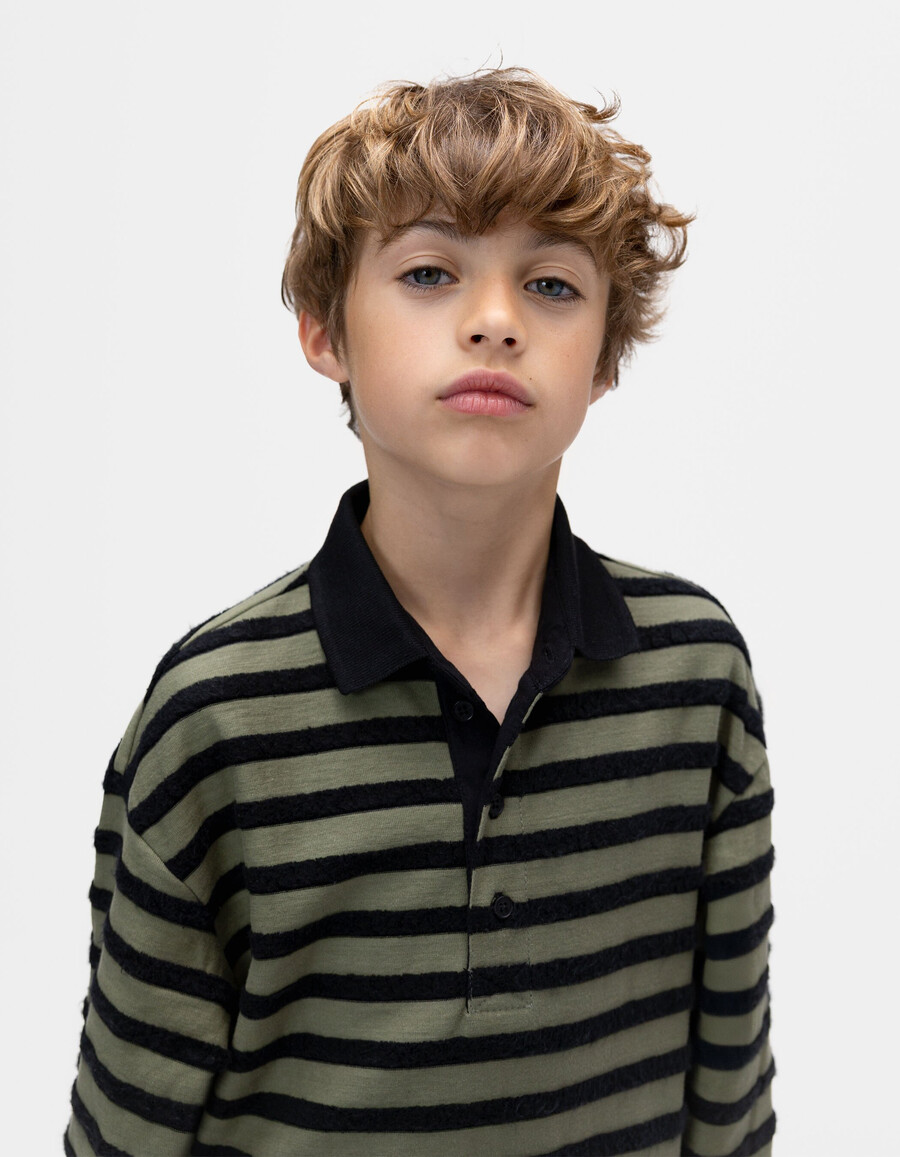 polo de manga larga para niño color caqui con rayas de terciopelo negro
