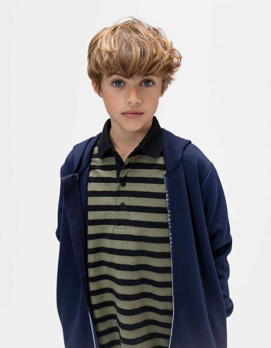polo de manga larga para niño color caqui con rayas de terciopelo negro