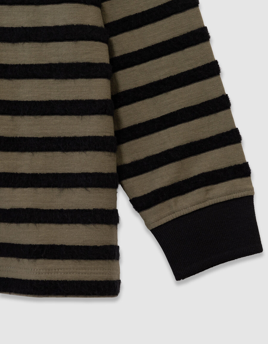 polo de manga larga para niño color caqui con rayas de terciopelo negro