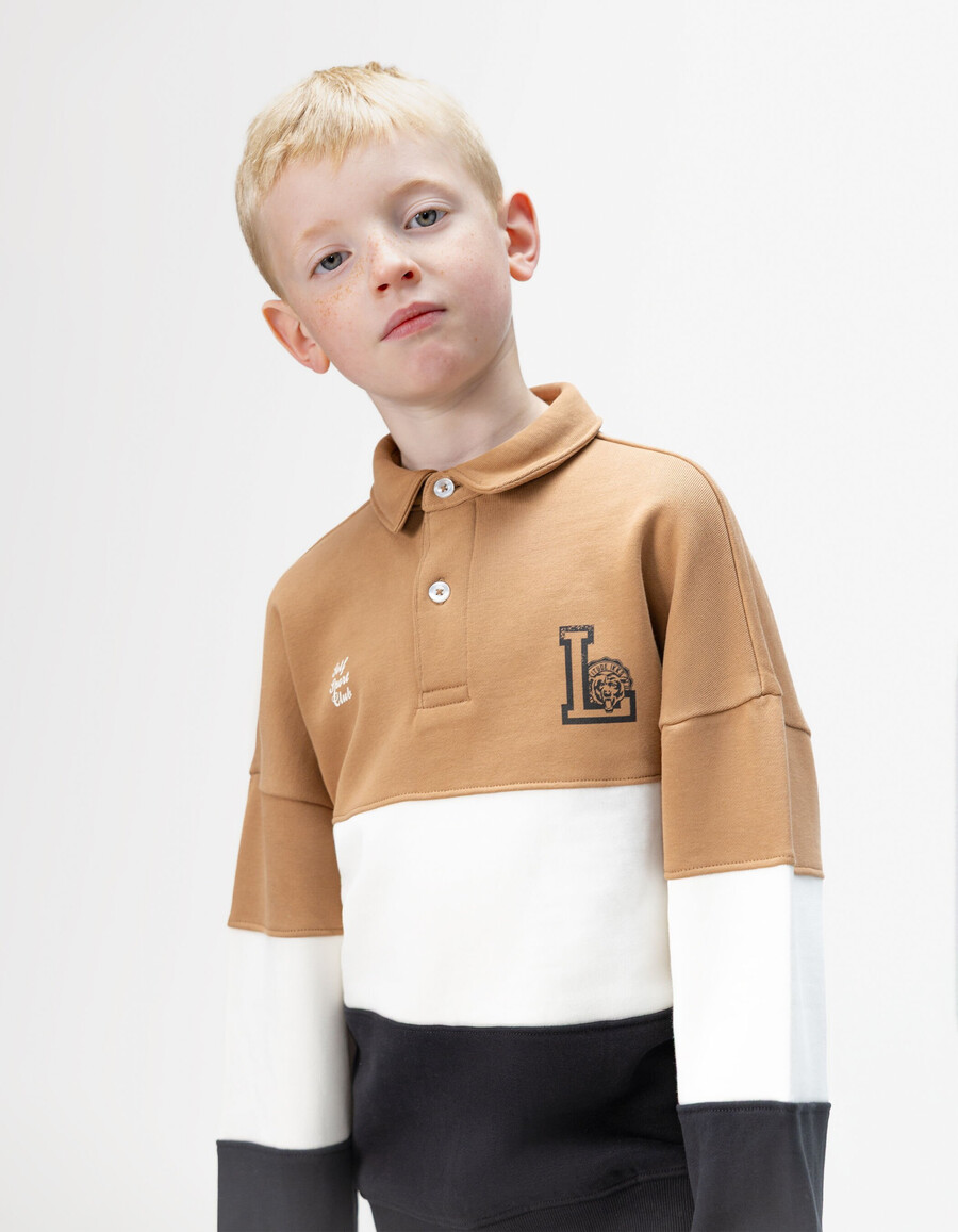sudadera polo de algodón orgánico para niño en color camelcrudoazul marino