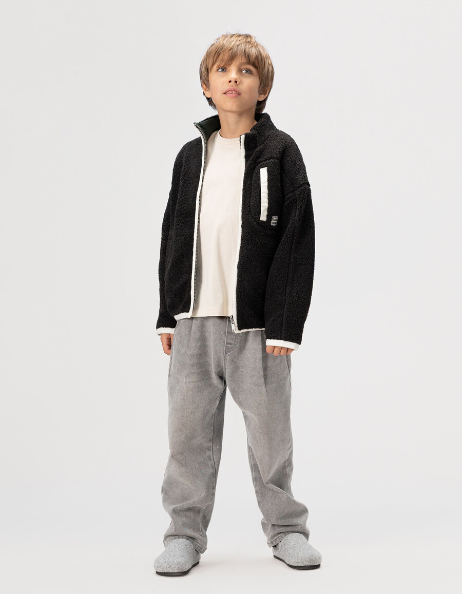 sudadera reversible tipo cárdigan de sherpa negra y verde para niño