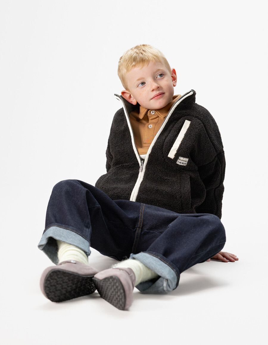 sudadera reversible tipo cárdigan de sherpa negra y verde para niño