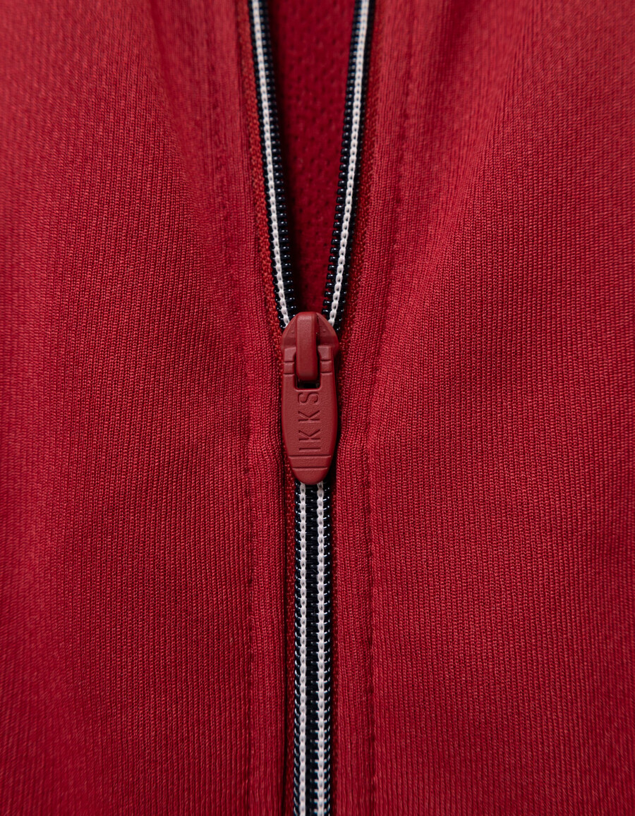 cárdigan rojo con cremallera y rayas azul marino para niño