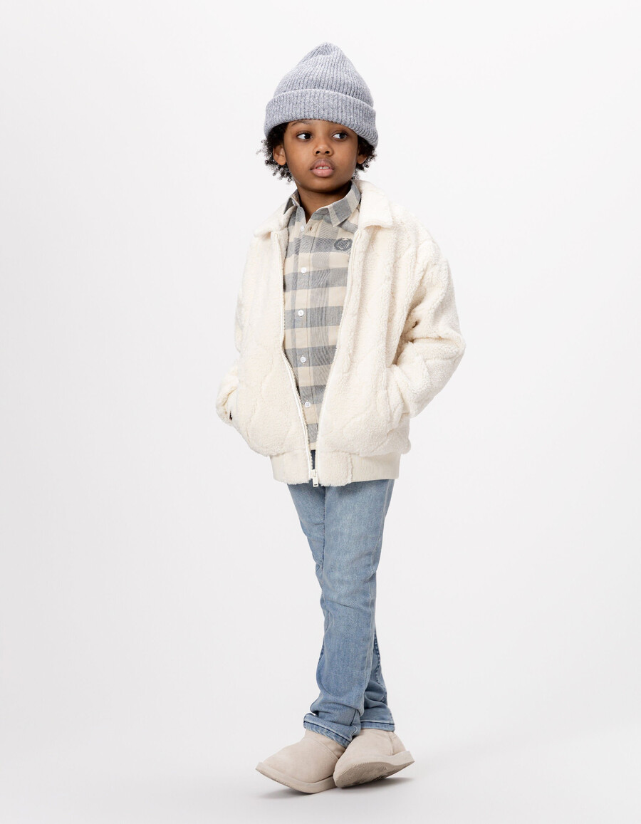 cárdigan con cremallera y acolchado de sherpa color crudo para niño