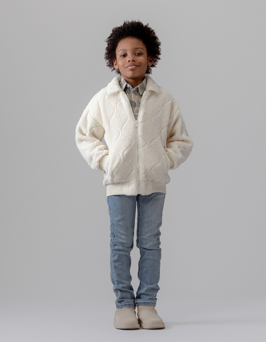 cárdigan con cremallera y acolchado de sherpa color crudo para niño