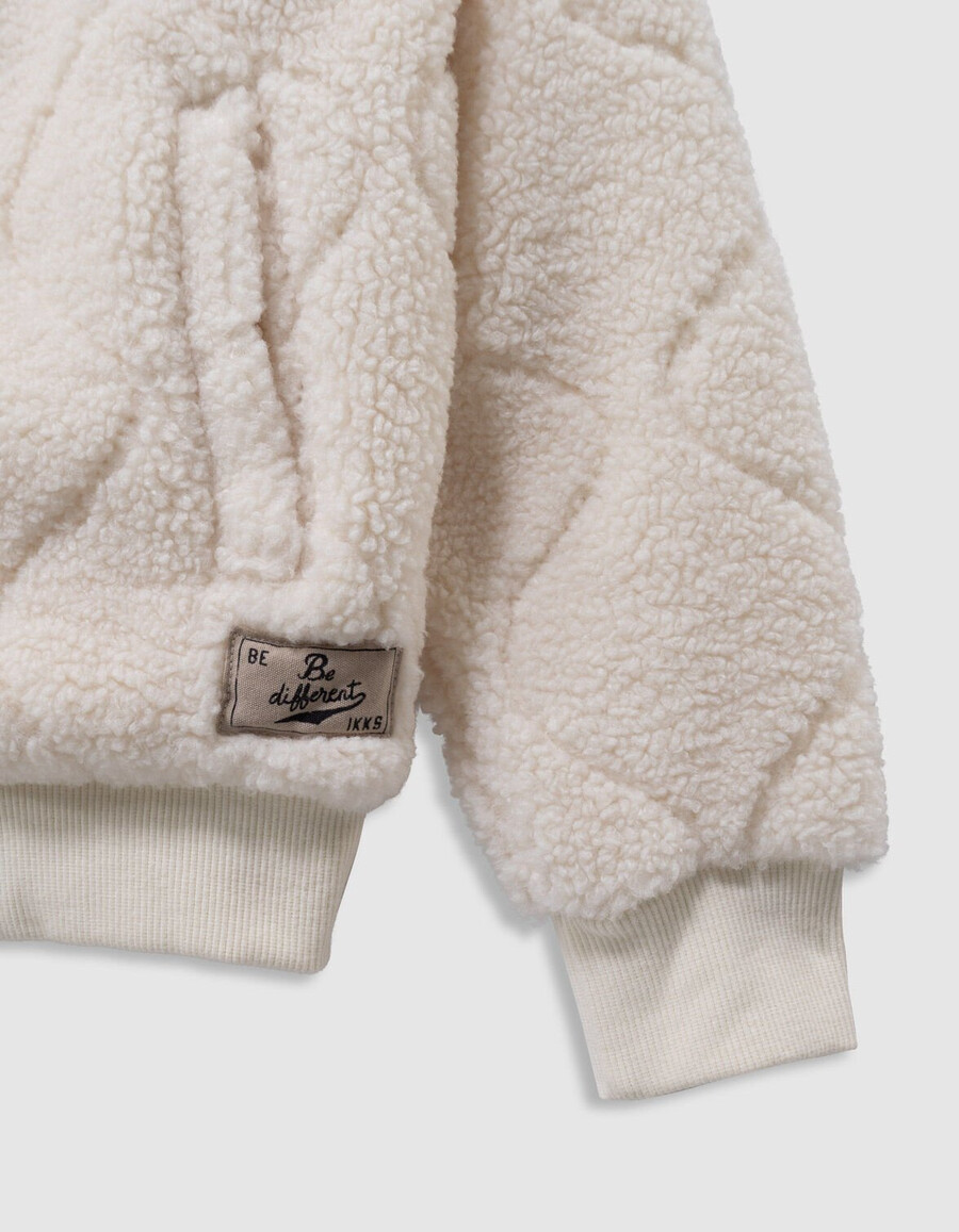 cárdigan con cremallera y acolchado de sherpa color crudo para niño