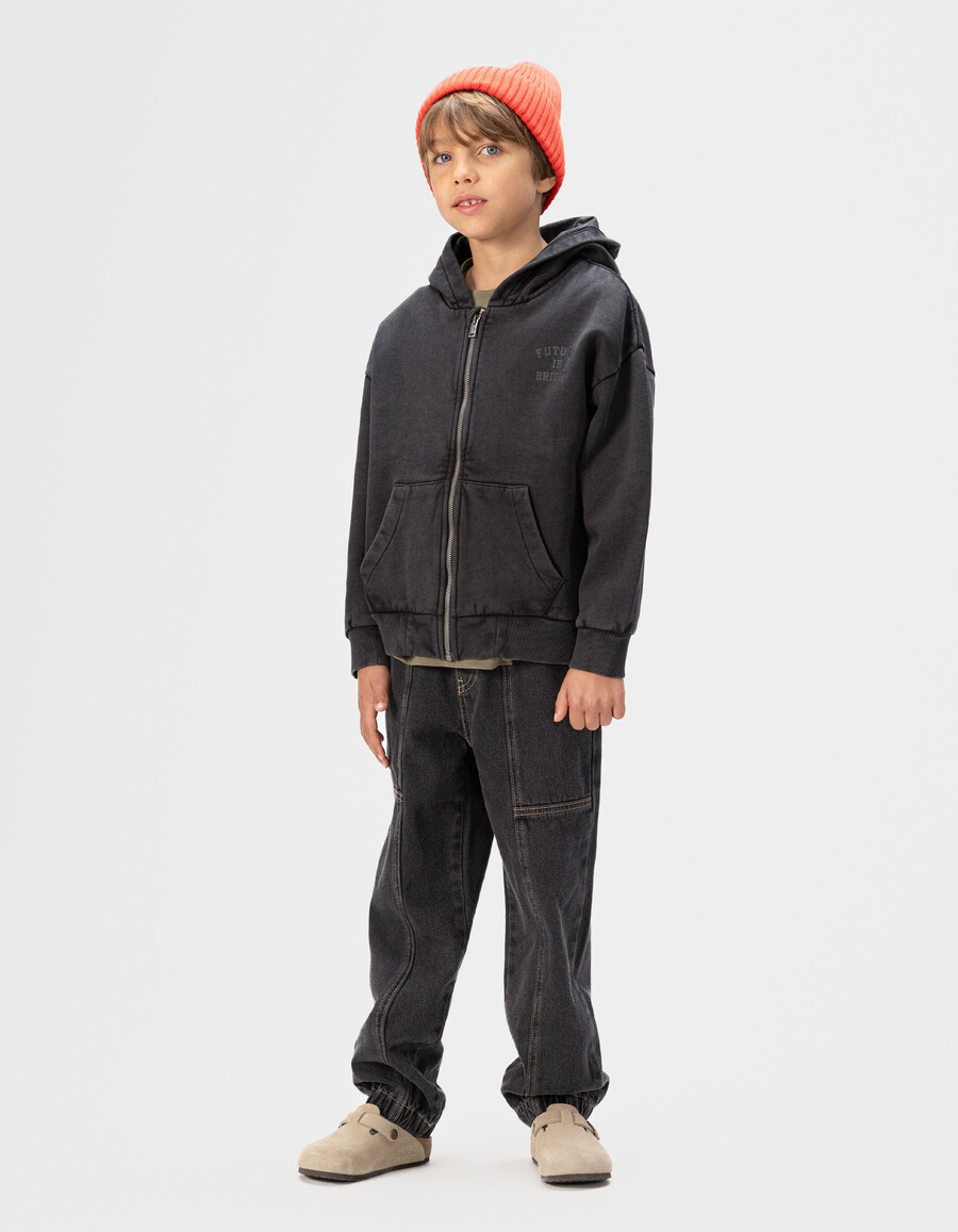 cárdigan con capucha y cremallera en negro descolorido para niño