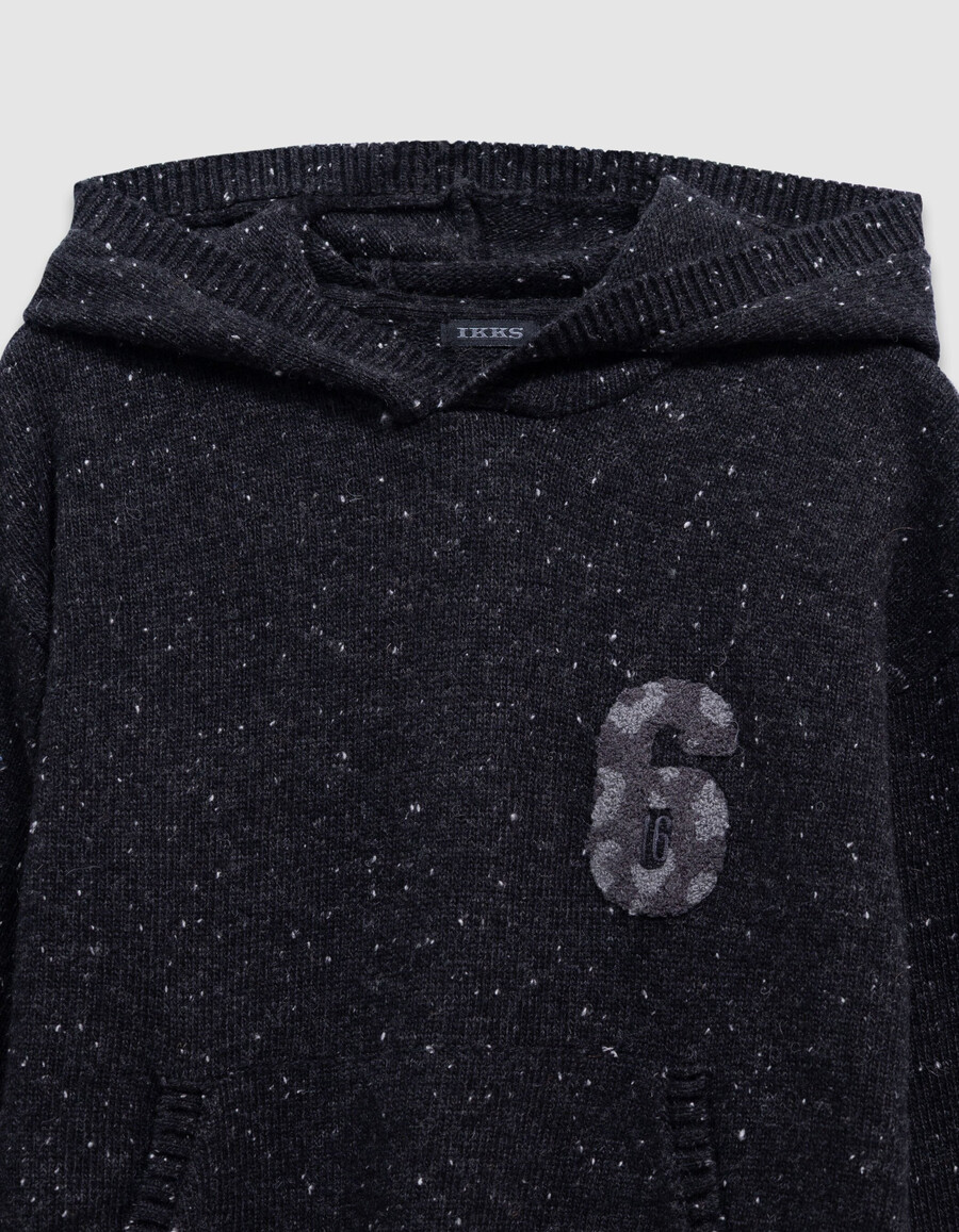 sudadera con capucha de punto negro jaspeado para niño con insignia de número