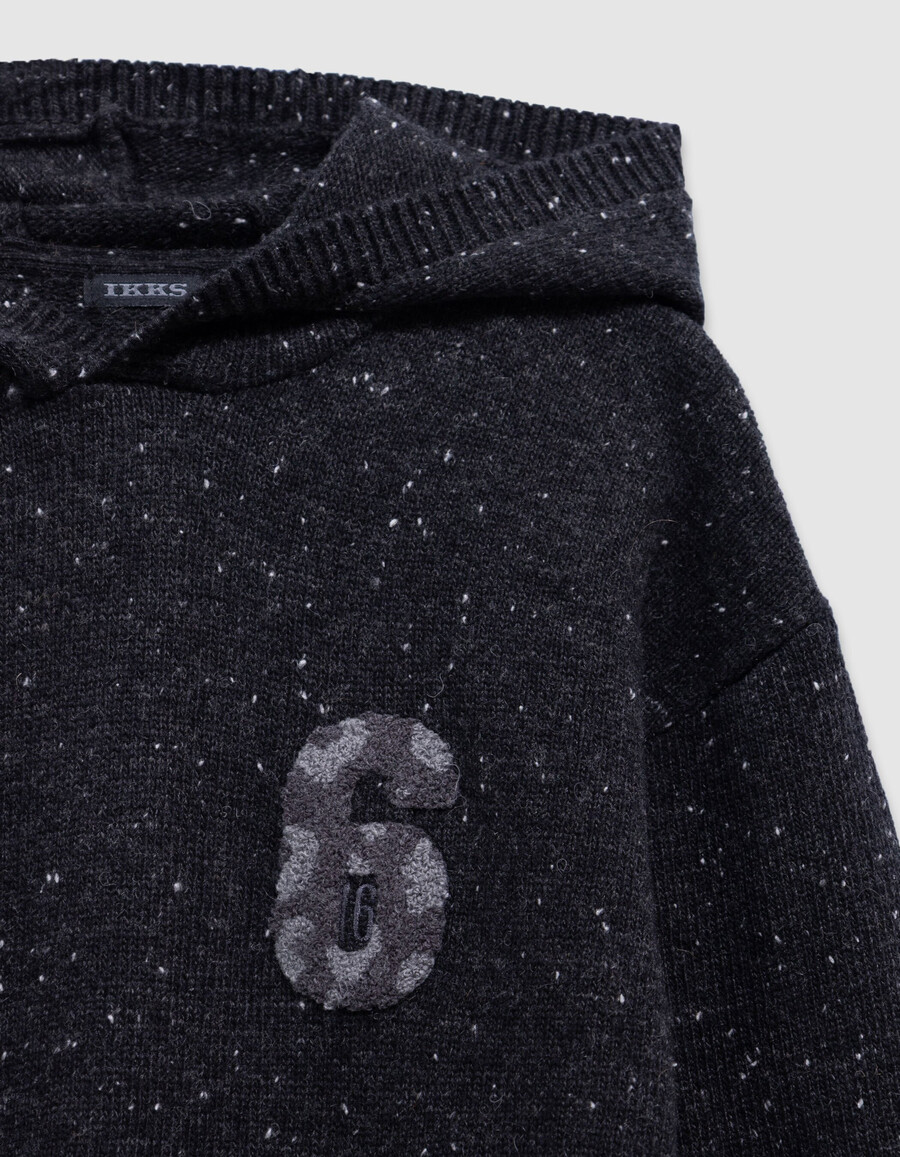 sudadera con capucha de punto negro jaspeado para niño con insignia de número