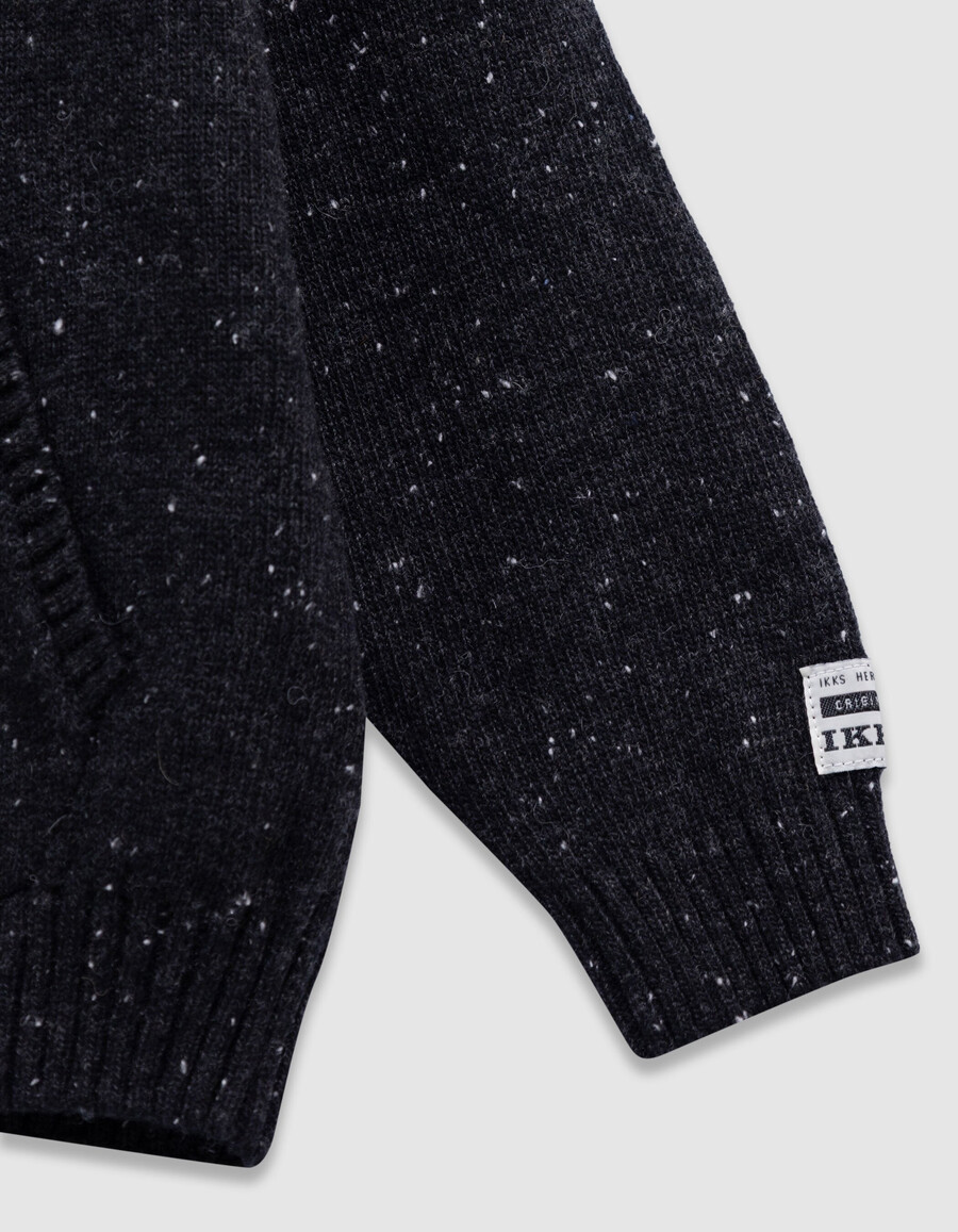sudadera con capucha de punto negro jaspeado para niño con insignia de número