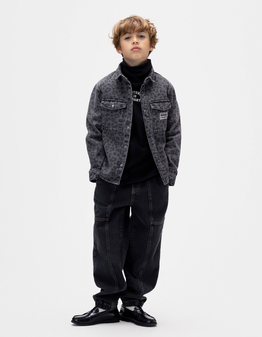 camisa vaquera gris con estampado de leopardo para niño