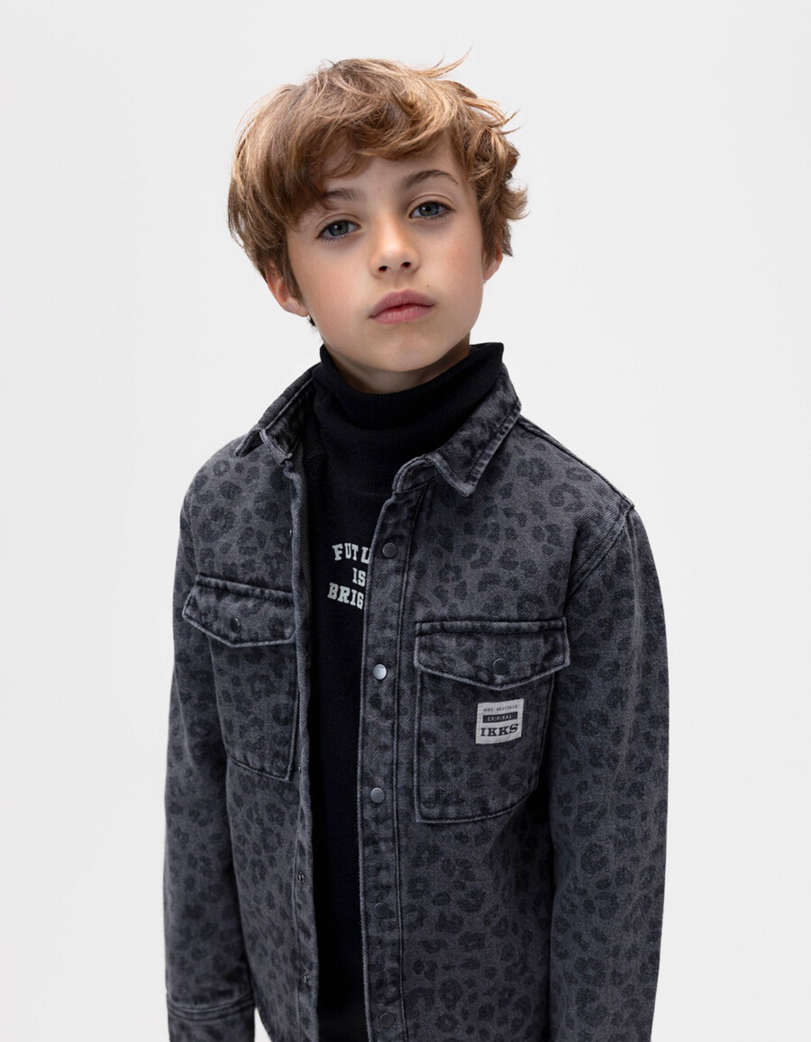 camisa vaquera gris con estampado de leopardo para niño