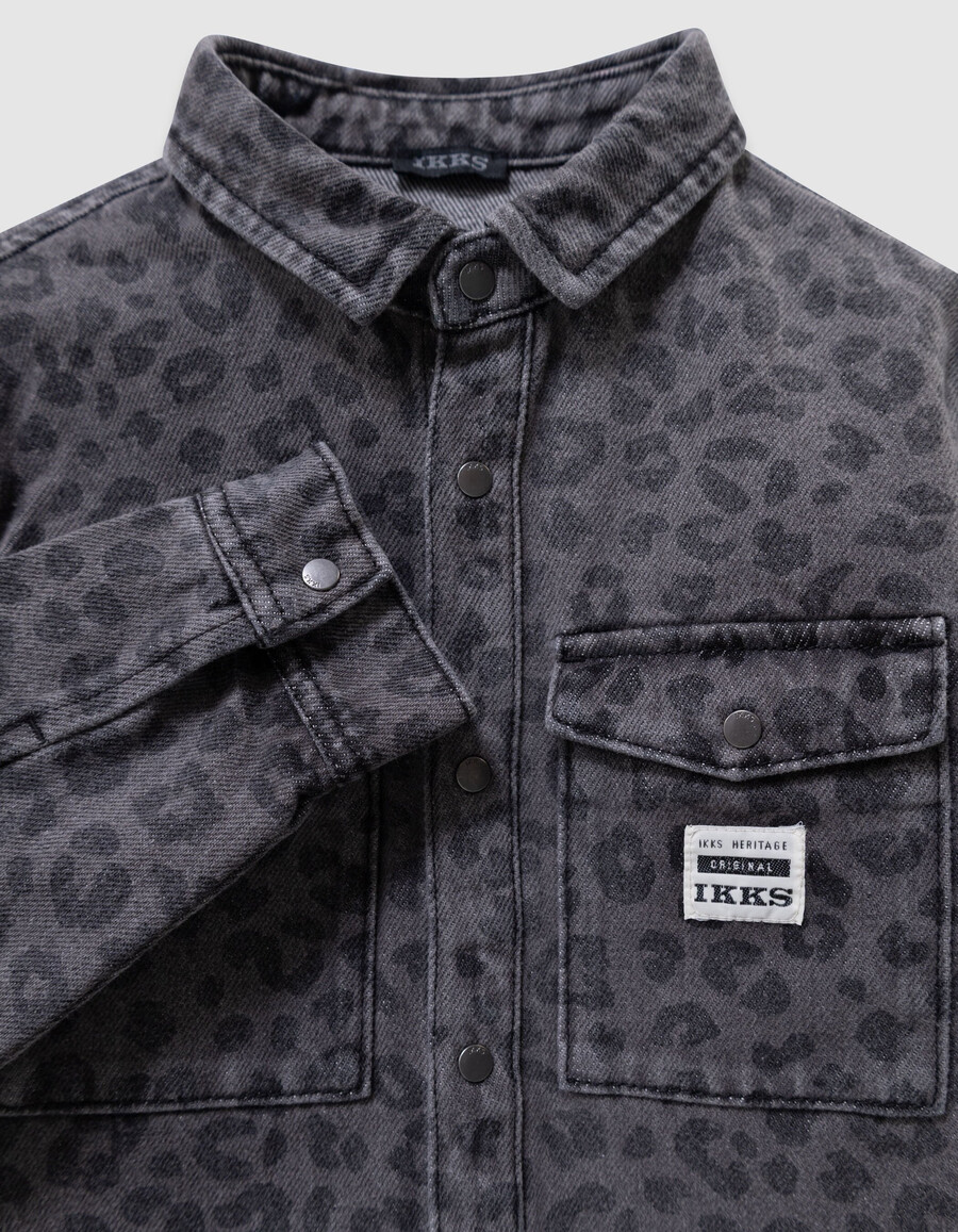 camisa vaquera gris con estampado de leopardo para niño