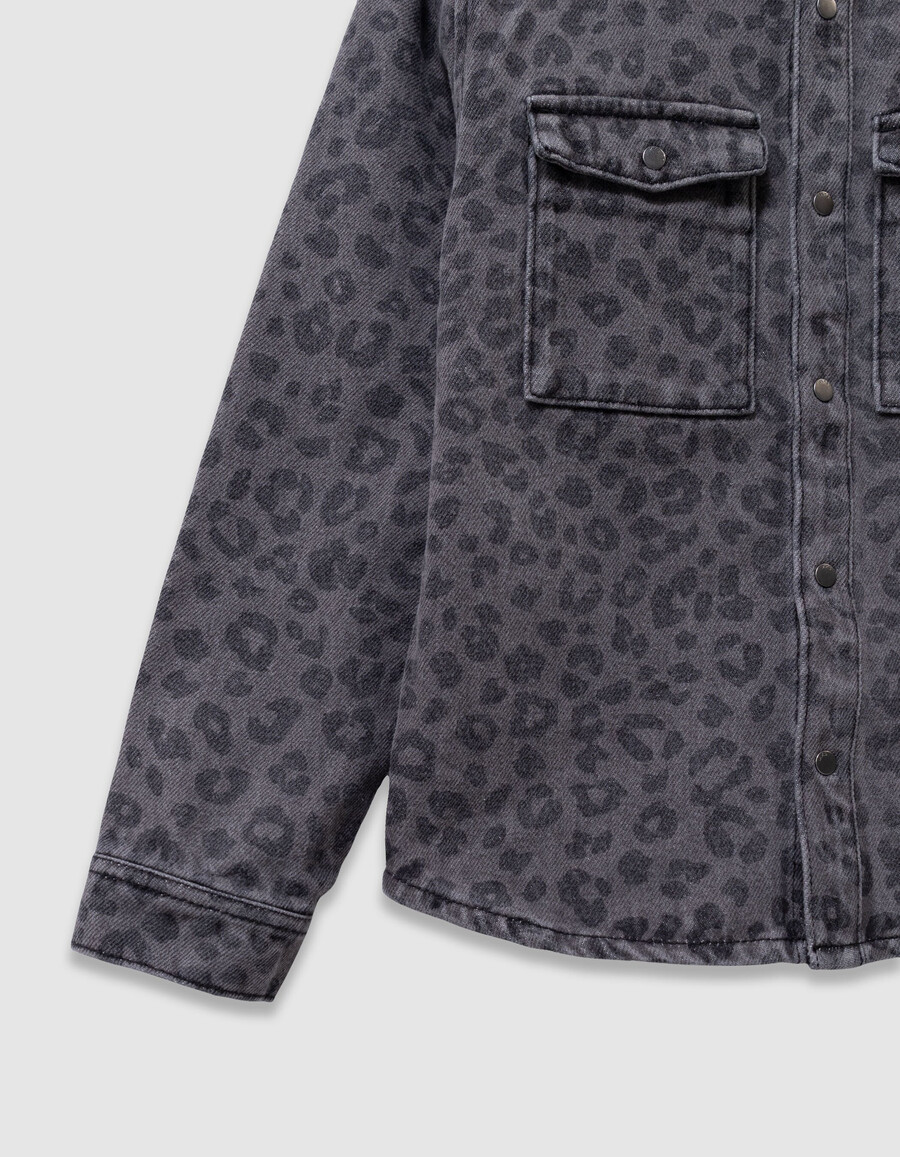 camisa vaquera gris con estampado de leopardo para niño