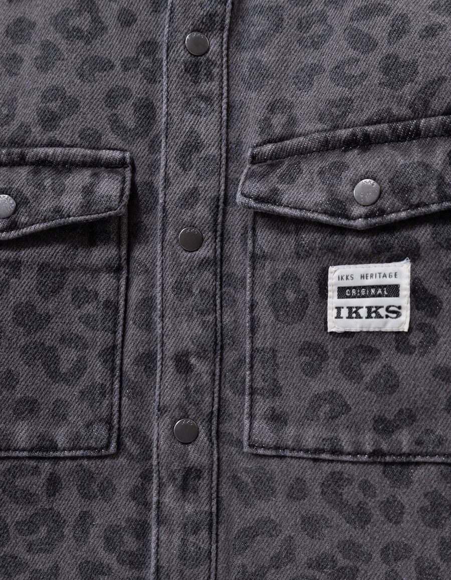 camisa vaquera gris con estampado de leopardo para niño