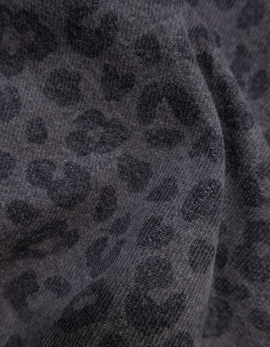 camisa vaquera gris con estampado de leopardo para niño