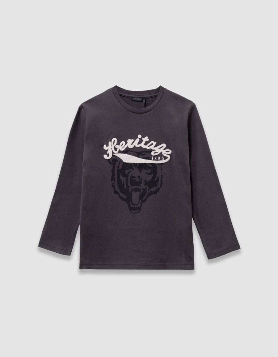 camiseta gris para niño con eslogan bordado e imagen de oso
