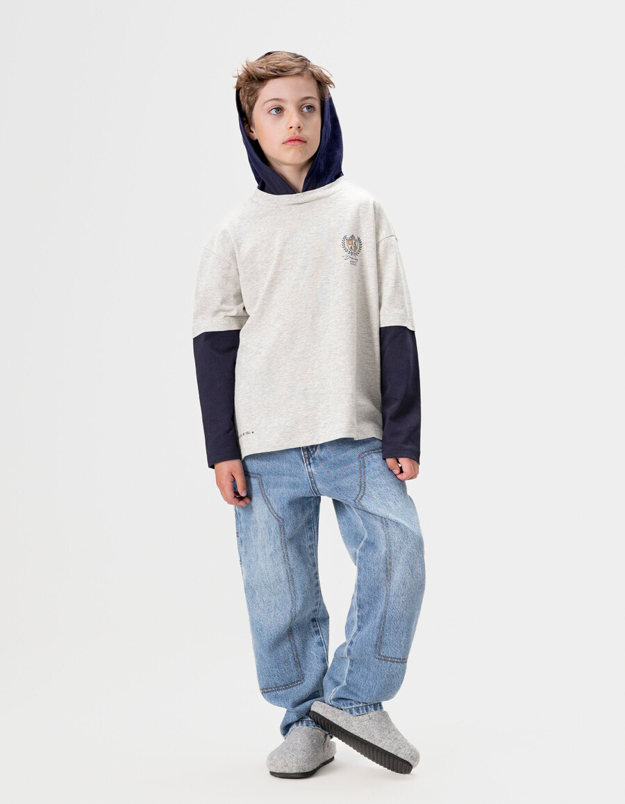 camiseta gris de algodón orgánico para niño mangas con efecto trampantojo