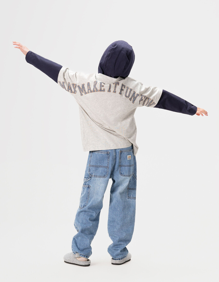 camiseta gris de algodón orgánico para niño mangas con efecto trampantojo