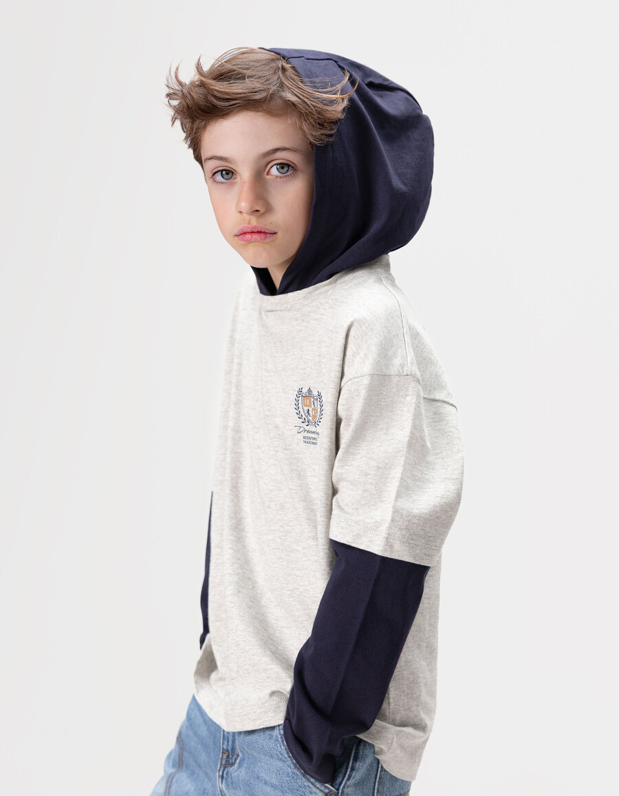 camiseta gris de algodón orgánico para niño mangas con efecto trampantojo