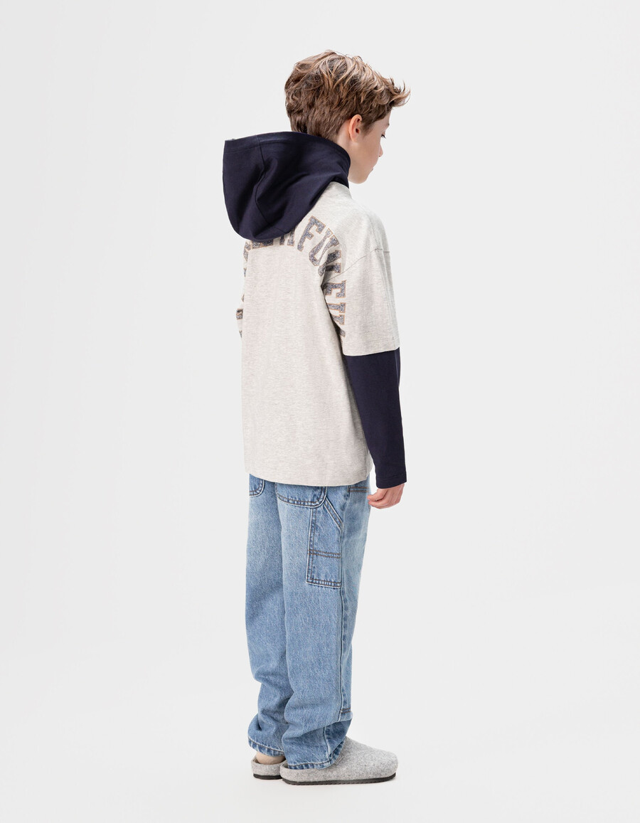camiseta gris de algodón orgánico para niño mangas con efecto trampantojo