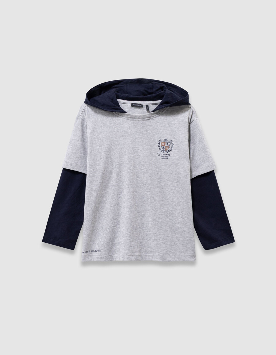 camiseta gris de algodón orgánico para niño mangas con efecto trampantojo