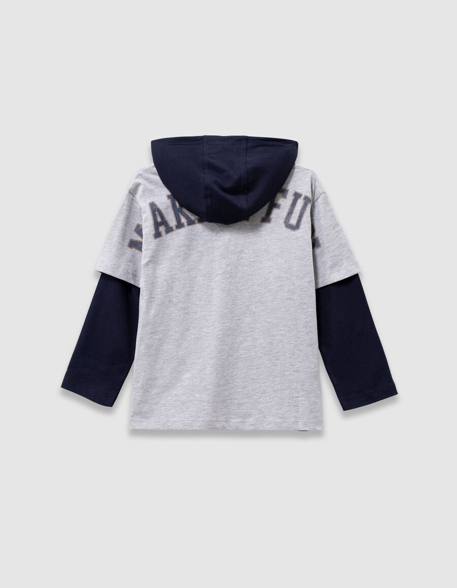 camiseta gris de algodón orgánico para niño mangas con efecto trampantojo