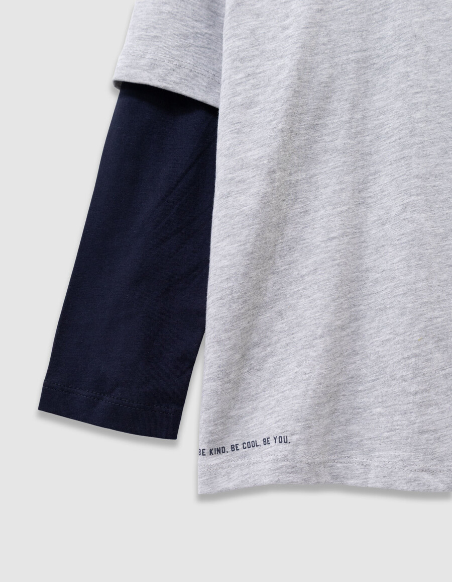camiseta gris de algodón orgánico para niño mangas con efecto trampantojo