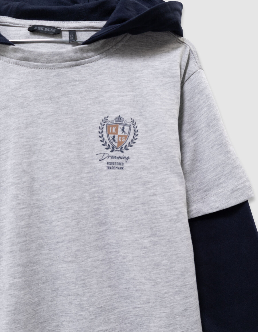 camiseta gris de algodón orgánico para niño mangas con efecto trampantojo